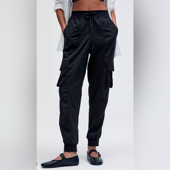 lululemon athletica womens Cargo jogger Pants
Like new, tags removed didn’t fit. - Picture 2 of 5